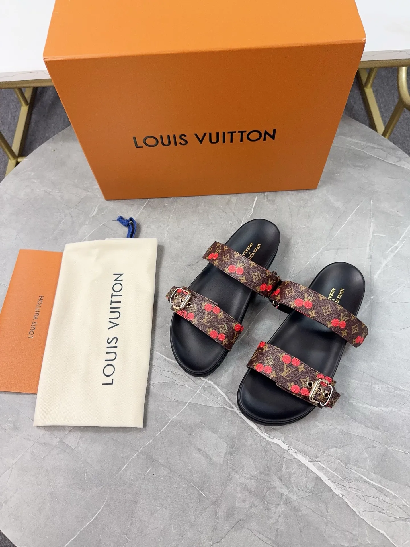 👟👟Ex-factory price 400👟👟 LV2025 spring and summer new slippers🌟The belt buckle is adjustable and elastic design, full of beach style, original molded LV metal logo decoration, fashionable and beautiful, super versatile🤳🏻Cow leather upper/custom imported jacquard fabric/original old flower leather material, water-dyed sheepskin lining (water platform + rubber sole) three-layer combination outsole 🔶Size: Female 35-43 Male: 38-46